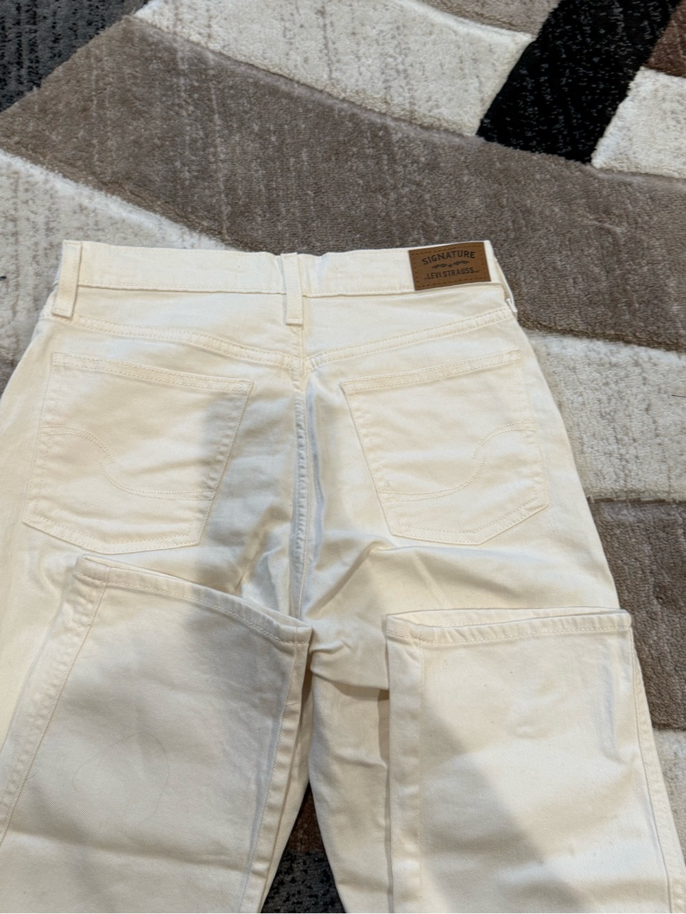 Levi's Signature High-Rise Straight Jeans in Cream